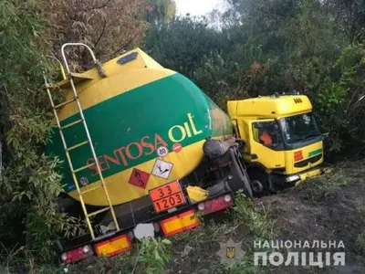 Бензовоз вылетел в кювет на дороге "Киев-Чоп"
