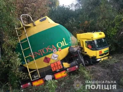 Бензовоз вылетел в кювет на дороге "Киев-Чоп"
