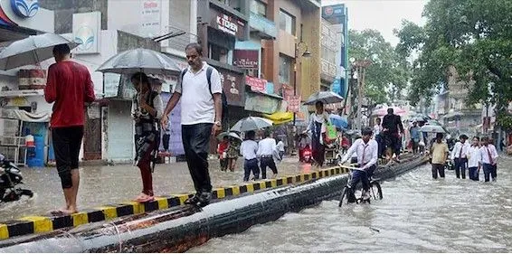 Понад 70 людей загинули на півночі Індії через потужні зливи