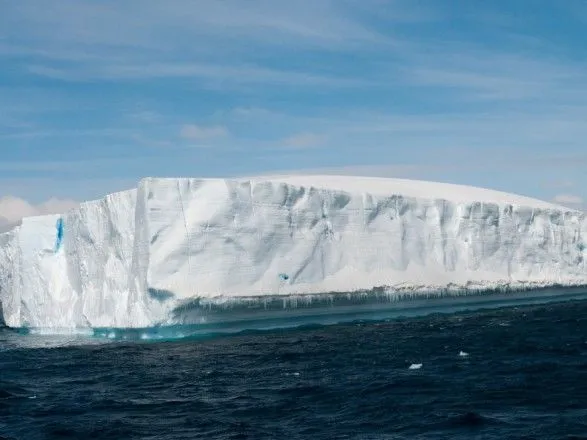 v-antarktidi-vidkolovsya-aysberg-vagoyu-315-mlrd-tonn