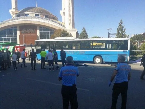 У результаті наїзду автобусу на зупинку в Анкарі загинуло щонайменше три людини