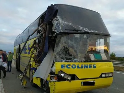 На трассе Киев-Одесса столкнулись пассажирский автобус и грузовик, есть погибший