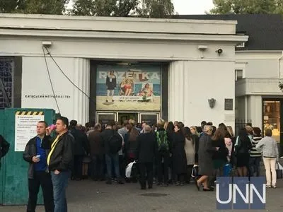 В Киеве возле станции метро "Арсенальная" толпа: вход закрыт