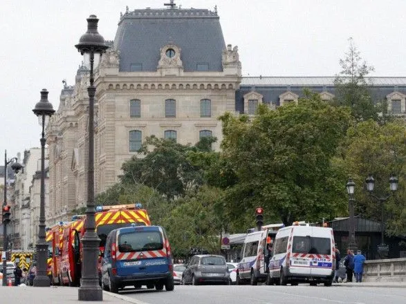 У Парижі невідомий з ножем напав на штаб-квартиру поліції: 5 поранених, є загиблі