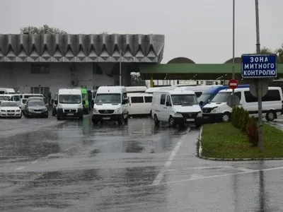 Рух через пункт пропуску на кордоні з Угорщиною заблокували