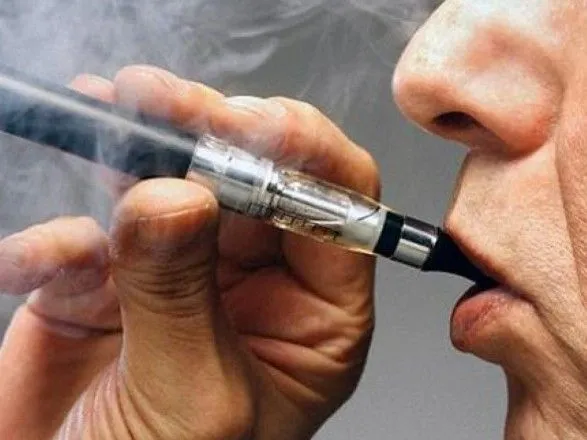 В США після куріння електронних сигарет померли вже 17 людей