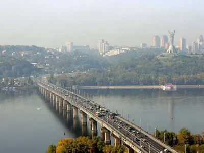 Утром почти все мосты Киева сковали пробки