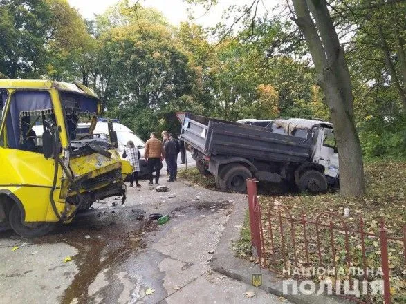 Возле Львова грузовик столкнулся с маршруткой, есть пострадавшие