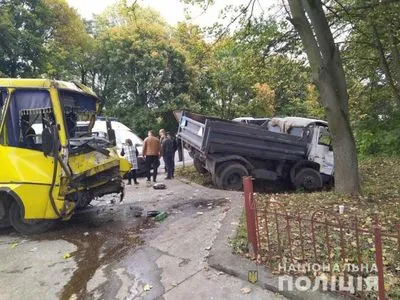 Возле Львова грузовик столкнулся с маршруткой, есть пострадавшие