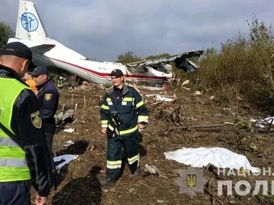 Авіакатастрофа під Львовом: під літаком досі залишаються тіла загиблих