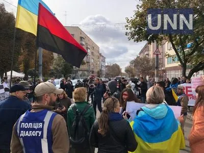 "Ні – капітуляції": Зеленського і Лукашенка у Житомирі зустрічають активісти