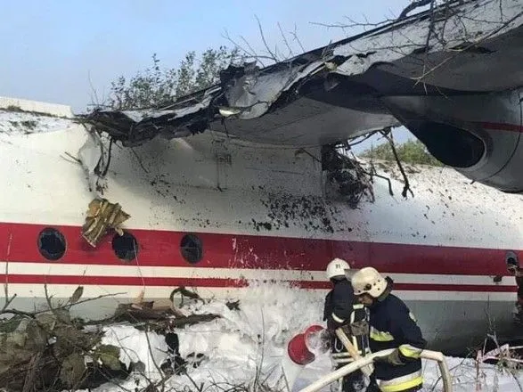 Аварийная посадка Ан-12: после приземления самолета произошла утечка горючего