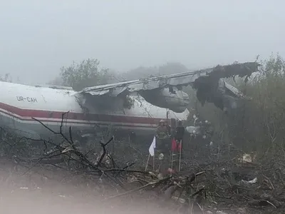 Поліція встановлює обставини аварійної посадки літака Ан-12 під Львовом