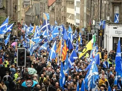 Тысячи человек вышли на марш за независимость Шотландии в Эдинбурге
