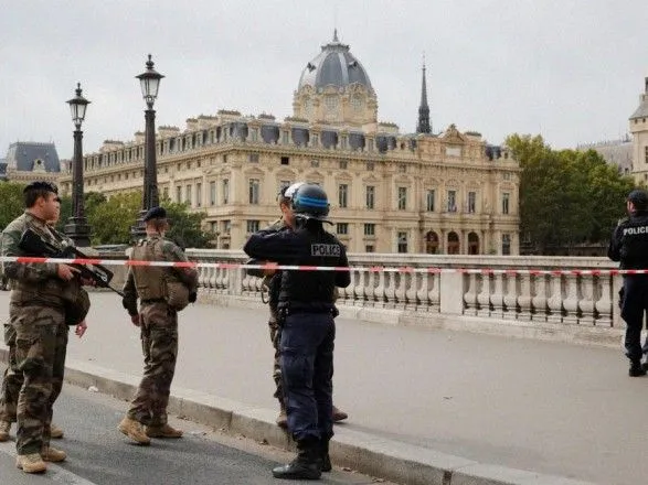Прокурор заявив про ознаки радикалізації нападника на поліцію в Парижі