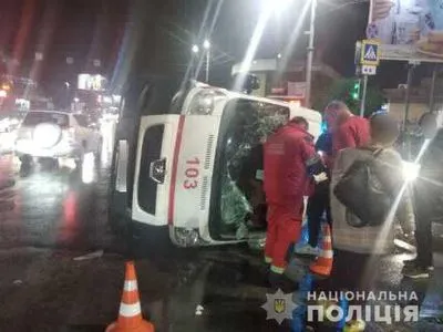В Харькове автомобиль скорой помощи столкнулся с легковушкой