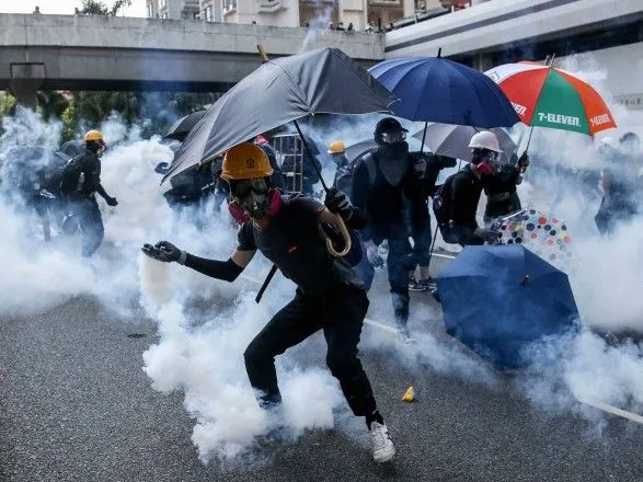 В Гонконге полиция выпустила слезоточивый газ по демонстрантам, начались столкновения