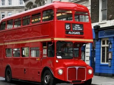 У Британії перевернувся двоповерховий автобус: майже 40 постраждалих