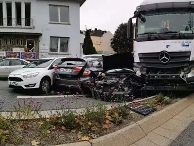 В Германии грузовик въехал в автомобили, стоявшие на светофоре: 16 пострадавших