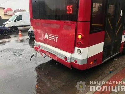 На Прикарпатті внаслідок зіткнення двох автомобілів та маршрутки травмовано 2 людей
