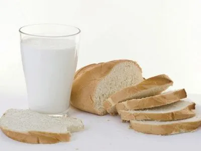 Зеленського закликали надавати пенсіонерам безкоштовний хліб і молоко