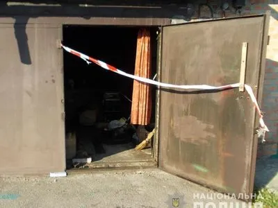 Житель Кропивницького ховав у гаражі арсенал зброї та наркотики
