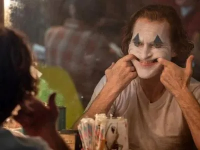 Фильм "Джокер" установил рекорд по сборам в первый уик-энд проката в США