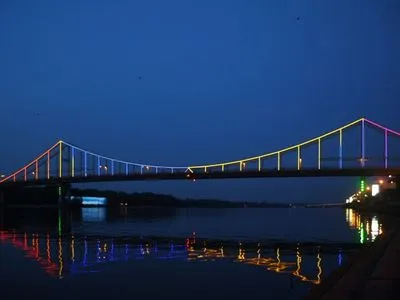 В Киеве пешеходный мост на Труханов остров покрыли спецраствором