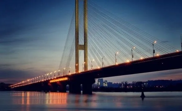 На Южном мосту в Киеве частично ограничили движение транспорта