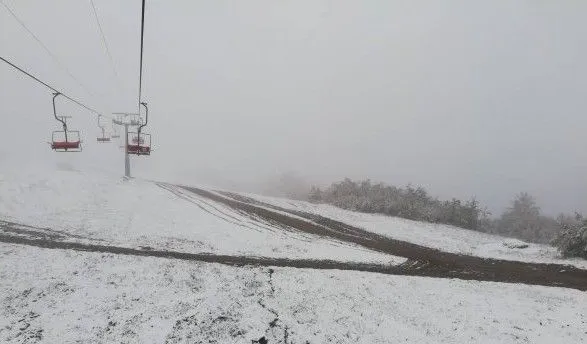 Сніг в Карпатах: рятувальники дали поради туристам, які зібралися в гори