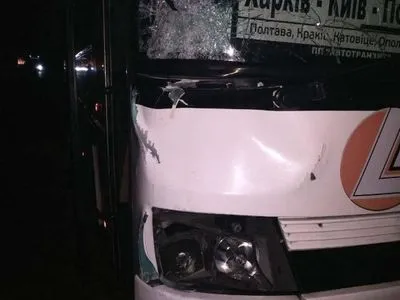 На міжнародній трасі рейсовий автобус на смерть збив пішохода