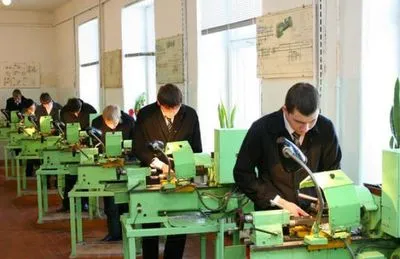 В Украине в профтехи зачислили больше 100 тысяч абитуриентов