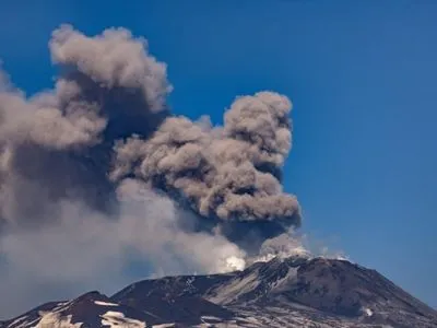 На Сицилии активизировался вулкан Этна, часть авиапространства закрыли