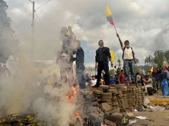 u-stolitsi-ekvadoru-vpershe-za-40-rokiv-ogolosila-komendantsku-godinu-cherez-masovi-protesti