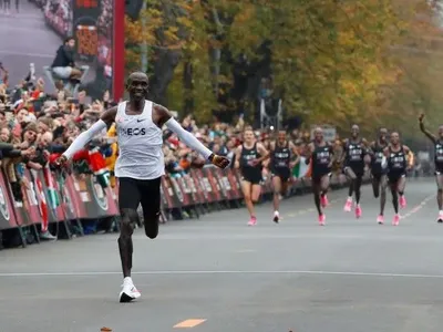 Впервые в истории спорта кениец Кипчоге пробежал марафон менее чем за два часа
