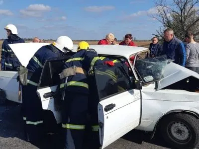 На Миколаївщині водія затисло в автівці внаслідок лобового зіткнення трьох машин
