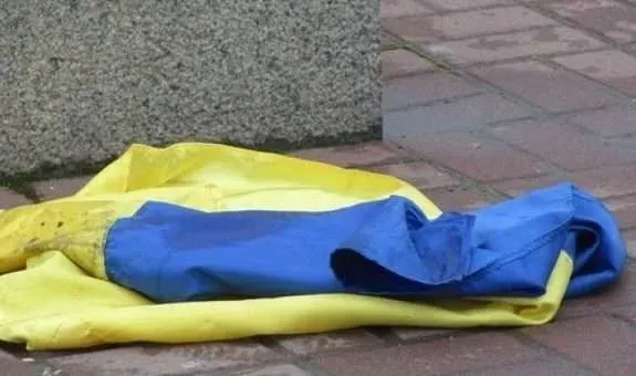 На Буковине неизвестные повредили украинские флаги на могилах воинов АТО