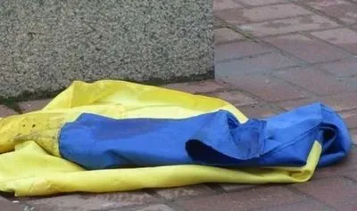 На Буковині невідомі пошкодили українські прапори на могилах воїнів АТО