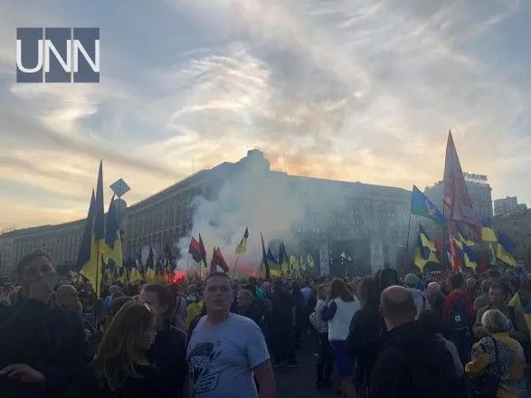 С файерами и дымовыми шашками на Майдане в Киеве началось вече