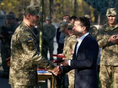Зеленский в Донецкой области вручил награды военнослужащим