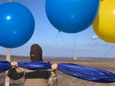 День защитника: в небо запустили 25-метровый флаг и листовки для жителей Донецка
