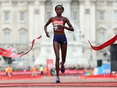 Кенийская бегунья побила мировой рекорд среди женщин на марафонской дистанции