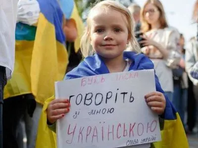 Майже половина українців схвалюють переведення російськомовних шкіл на українську мову — опитування