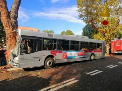 У Римі автобус влетів у дерево, постраждали 29 осіб