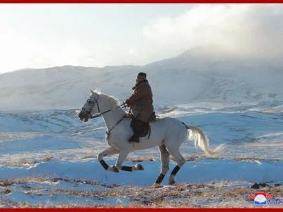 СМИ КНДР опубликовали материал о том, как Ким Чен Ын на белом коне поднялся на гору Пэктусан