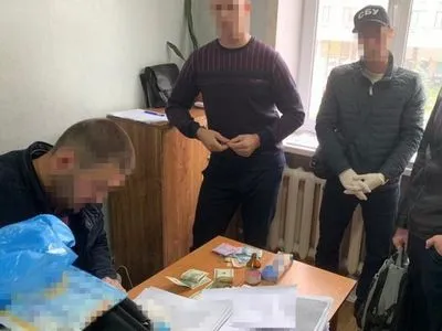 Чиновник Государственной исполнительной службы требовал деньги за снятие ареста с квартиры