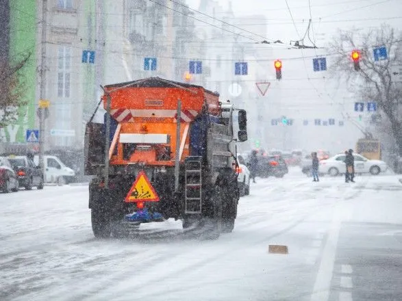 У столиці розпочали підготовку вулиць до зими
