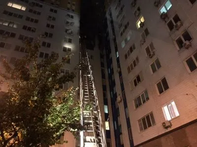 В результате пожара в столичной многоэтажке эвакуировали более 20 человек