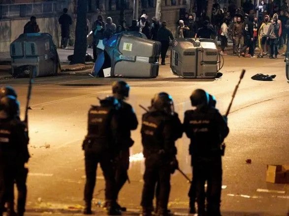 Во время новых столкновений в Каталонии пострадали почти 100 человек