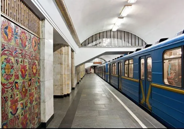 В Киеве на станции метро "Крещатик" мужчина упал на рельсы
